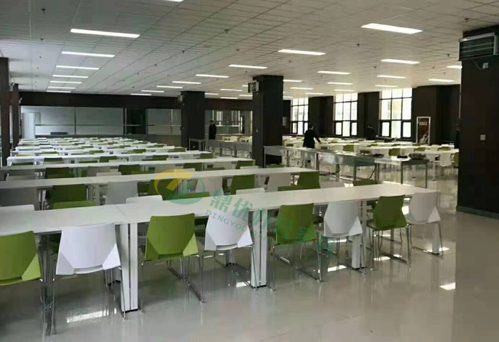 學校飯堂桌椅圖片